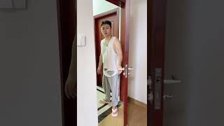 妈妈不舒服的时候，爸爸默默承担起了家里的家务，太暖心了！ #funny#生活#搞笑