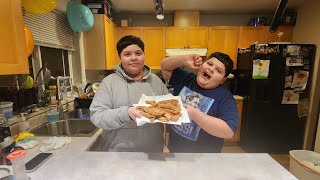 aquí mi hijo Ivan Garcia tratando de hacer unos churro con ustedes por primera vez aver como salen.