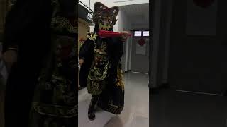 Mesmerizing Sichuan opera face changing performance by college theater enthusiast