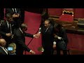 il momento del voto di silvio berlusconi in senato sbaglia uscita e poi si avvicina ai suoi