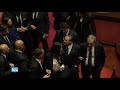 il momento del voto di silvio berlusconi in senato sbaglia uscita e poi si avvicina ai suoi