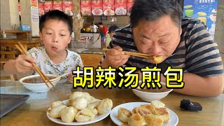 Two bowls of hot and spicy soup, 24 fried buns, each of them can eat better than the other