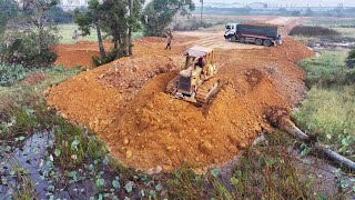 Nicely New Road Building Bulldozer KOMATSU D58E Pouring Soil, 25Ton Truck Unloading Dirt