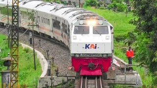 JALUR KERETA DI KESAMBEN LONGSOR SEMUA KERETA BERJALAN SANGAT PELAN !