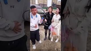 美丽的姑娘来到大集买水果，妈妈左右保护，能撩妹子吗？