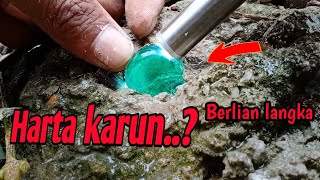 sungguh Menakjubkan batu seharga mobil mersi nempel di batu pondasi..