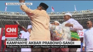 Prabowo Terima Sumbangan Dari Pendukung Saat Kampanye Akbar