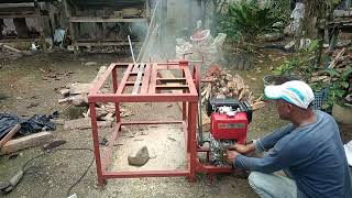 Turn on to Start the 10hp diesel engine to slice a wood.