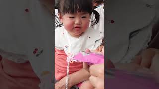 お菓子嬉しすぎて迅速におしゃぶりをはずしパタパタ喜ぶ顔パンパンの1歳児#shorts #1歳児 #baby