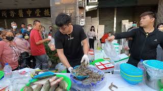 鮪魚兩隻500，喊下去10秒被搶光，客人懷疑這樣有賺錢嗎 #中彰海王子 #烏日火車站 #海鮮叫賣 #海鮮拍賣