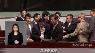 民主黨『許智峯』被逐出會場，立法會主席宣佈會議暫停。