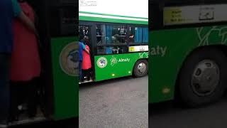 Jak wejść do przepełnionego autobusu?