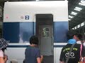 車掌体験　子供によるドア開け閉め実演