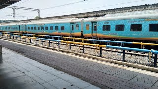 Subedarganj to Surat Humsafar Express departure on Ujjain Junction at platform no 6