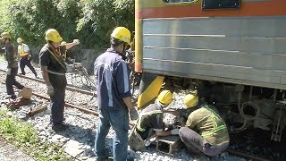 台鐵平溪線火車出軌 乘客步行至十分站 20180709 公視晚間新聞