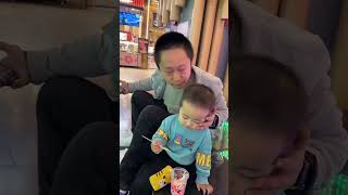 真是爸爸的皮夹克，看爸爸得意的眼神#爸爸带娃 #人类幼崽有多可爱 #萌娃搞笑日常