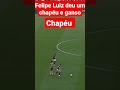 Felipe Luiz deu um chapéu em ganso