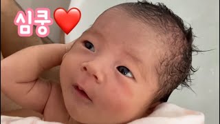 Newborn 13 days old | Baby's cute pose, covering her ear while taking a bath