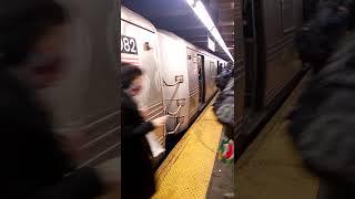 207th Street Bound R46 A train entering and leaving 175th Street