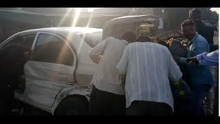 Mehsana: Locallites collect liquor bottles from car that collided with bus at Motap cross roads- Tv9