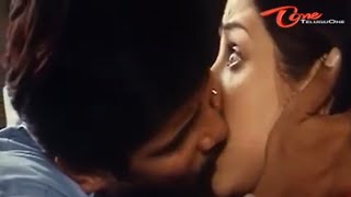 Lip Lock Kissing scene between Vikram and Priyanka