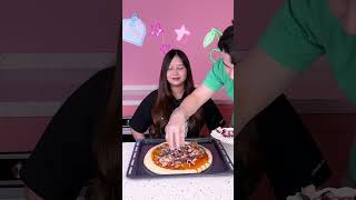 BIKIN PIZZA PAKAI TOPPING RANDOM!🍕🤣 MARI KITA COBA! #shorts