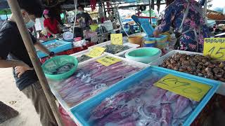 ตลาดอาหารทะเลสดริมหาดสวนสนระยองเพิ่งขึ้นจากเรือตอนเช้า