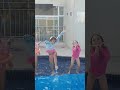 eu e minhas amigas pulamos na piscina