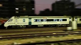 Gliding Vande Bharat Exp train in full speed Action at Bhayander- 20901 Mumbai to Gandhinagar (Guj)