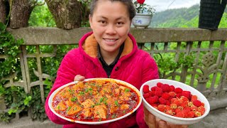 去山裏摘些野果和蘑菇，再做個麻辣豆腐，拌著一起吃非常的下飯Eat wild fruit, mushroom and spicy tofu today