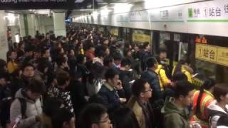 中国上海市の地下鉄混雑の様子in広蘭路駅　通勤ラッシュ