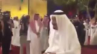 ‏الملك سلمان ينادي شاعر العرضه ويغير البيت الى(عبدالعزيز اللي حكم نجد وحمى ديارها)جعلني ما ابكيك ا