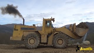 CATERPILLAR 988B WHEEL LOADER PUSHING TOPSOIL #caterpillar #wheelloader #heavyequipment #digger