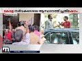 കേരളസര്‍വകലാശാല ആസ്ഥാനത്ത് ഗവര്‍ണര്‍ക്കെതിരെ പ്രതിഷേധിച്ച് എസ്എഫ്‌ഐ mathrubhumi kerala governor