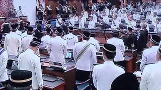 Daulat tuanku.   TItah YDPA Kebawah Duli Yang Mulia . Ahli-ahli dewan sila duduk dan jangan LARI..