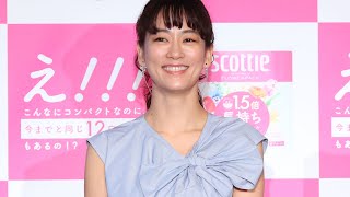 水川あさみ、爽やかセットアップの上級者コーデ　ビッグリボン×変型パンツで大人可愛く