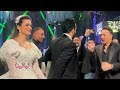 وسط ضحكاتهم، تامر حسني  يقلد  صوت مصطفى قمر في حضوره في زفاف أحمد عصام