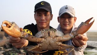 Lift the boulder and catch the 5-year-old crab, great harvest