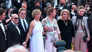 #Cannes2021 : la montée des marches du film "De son vivant" avec Catherine Deneuve.