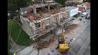 Rušenje kuće u Sisku koja se sama počela urušavati