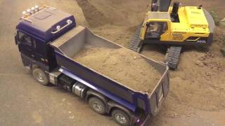 MAN TGY 6x6 Kipper wird beladen