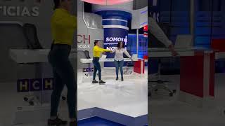 Nuestras presentadoras, Francy Orellana y Nohelia Leon hicieron pasarela en el set