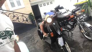 Artis Keren Koleksi Motor Antik/motor Tua juga, ini siapa hayo ada yang tau gakk..?