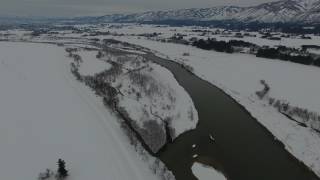 「雪原の最上川」山形県白鷹町睦橋（むつばし）付近上空より