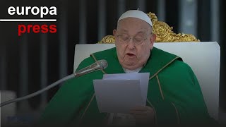 El Papa Francisco interrumpe la lectura de su homilía \