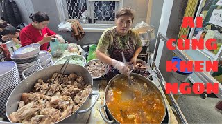 Hàng bún bò sầm uất khách, sôi sùng sục đầy ụ mỡ nổi, xương que hầm vừa mềm