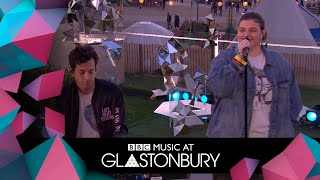 Mark Ronson performs Don't Leave Me Lonely with YEBBA in acoustic session at Gla
