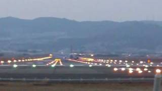 大阪国際（伊丹）空港18 touch down at itami airport