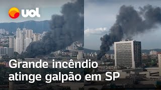 Incêndio de grandes proporções atinge galpão na zona norte de São Paulo; veja vídeos