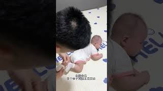 会翻身后，爸爸给女儿穿个袜子要大战五百回合#人类幼崽迷惑行为大赏 #宝宝翻身 #宝爸带娃 #花式带娃 #亲子互动